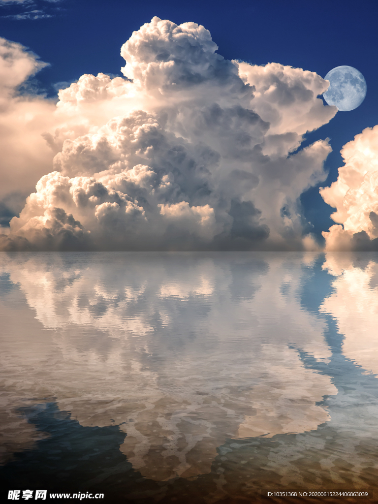云朵海面月亮