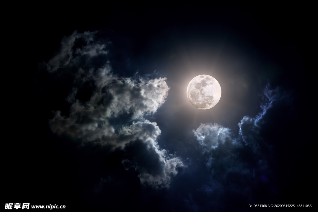 云朵发光的月亮