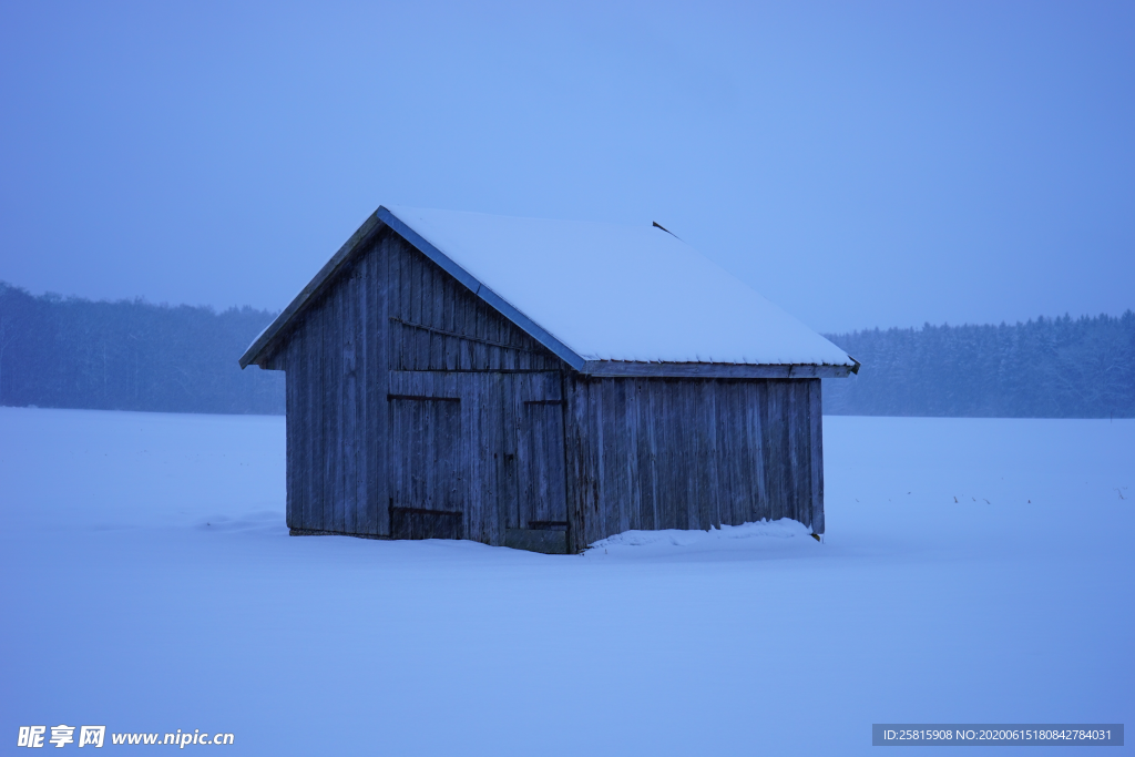 雪中木屋林间小屋图片