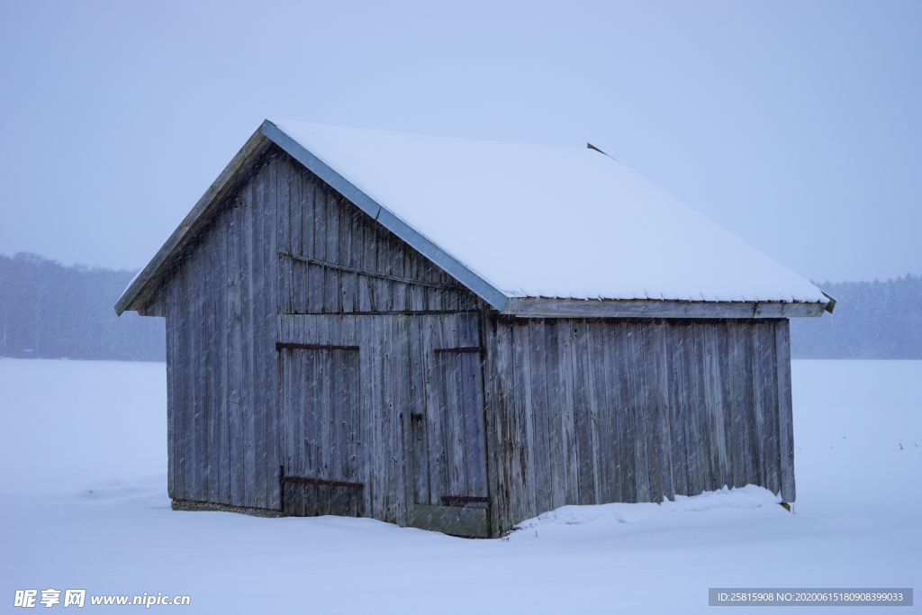 雪中木屋林间小屋图片