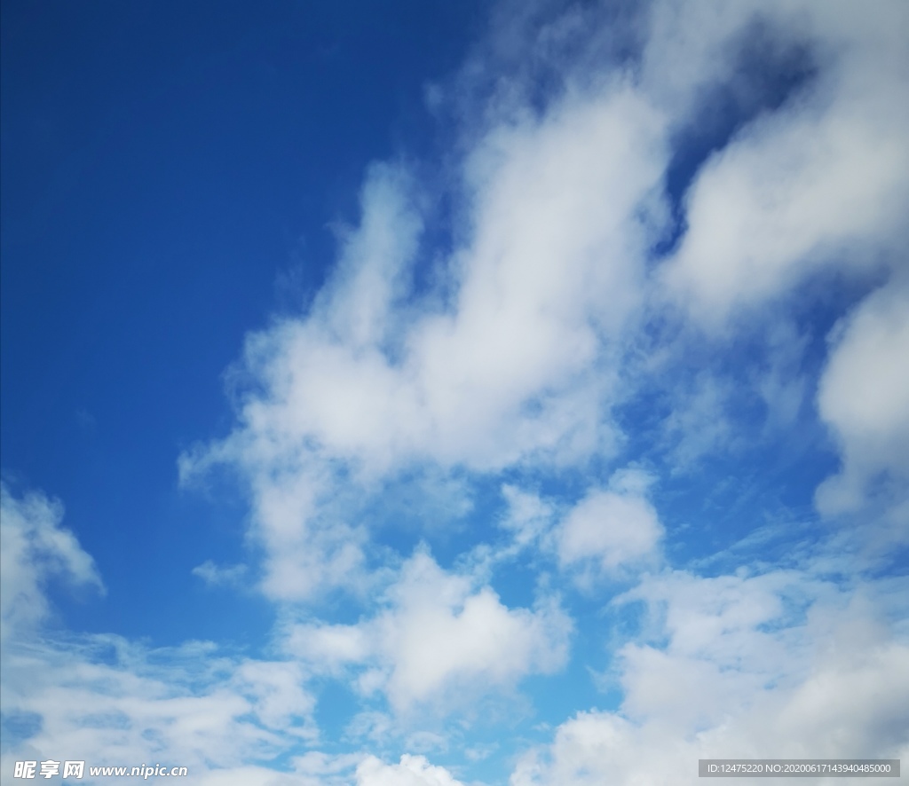 夏日蓝天
