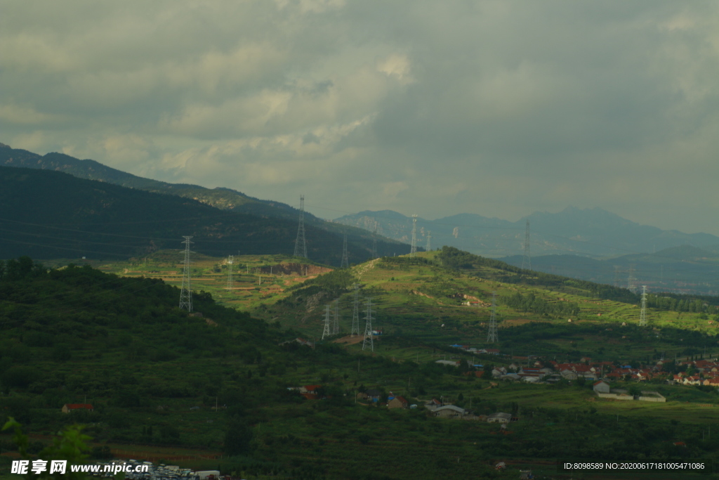 远山 乡村 电塔