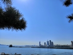 蓝天大海边的栈桥