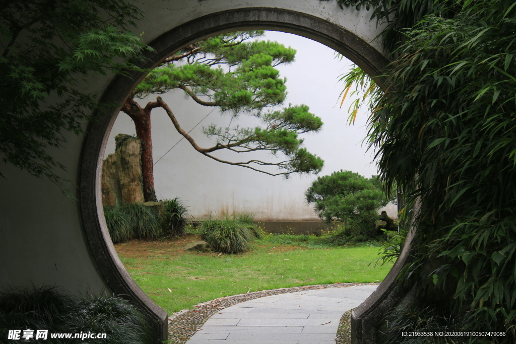 松园月亮门 中式庭院景观 松树