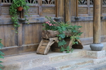 老街 木凳子 花盆 街道景观