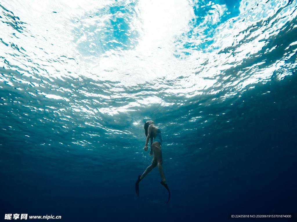 海底 少女 海浪