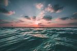夕阳下的大海海水