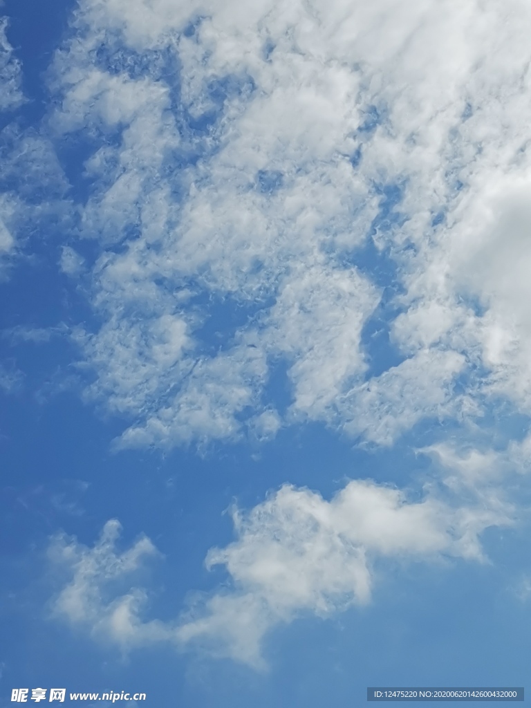 夏日蓝天