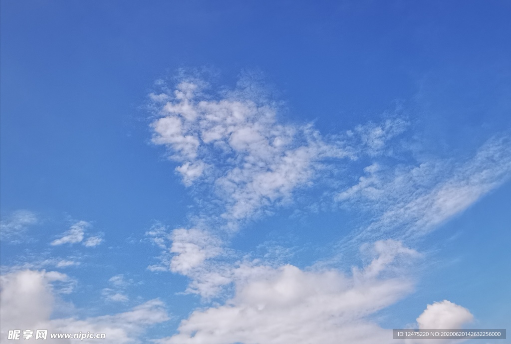 夏日蓝天
