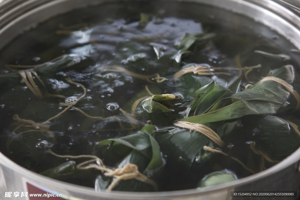 端午佳节包粽子煮粽子