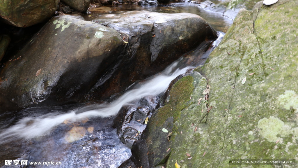 山间流水