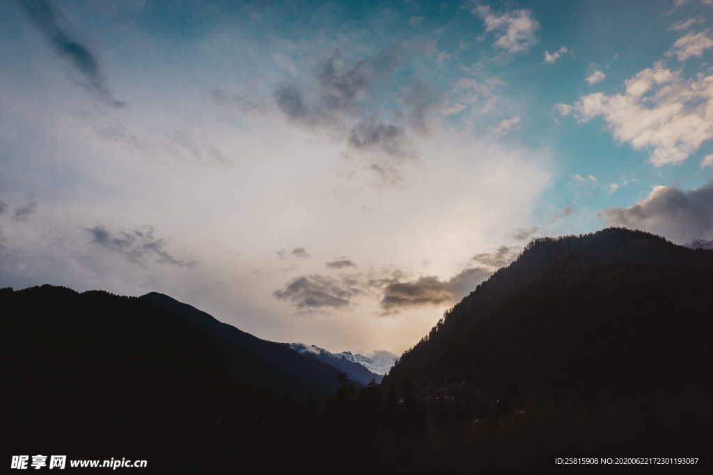 山川剪影风景图片