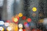 下雨天玻璃窗水珠夜晚灯光