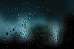 蓝色玻璃雨滴雨夜