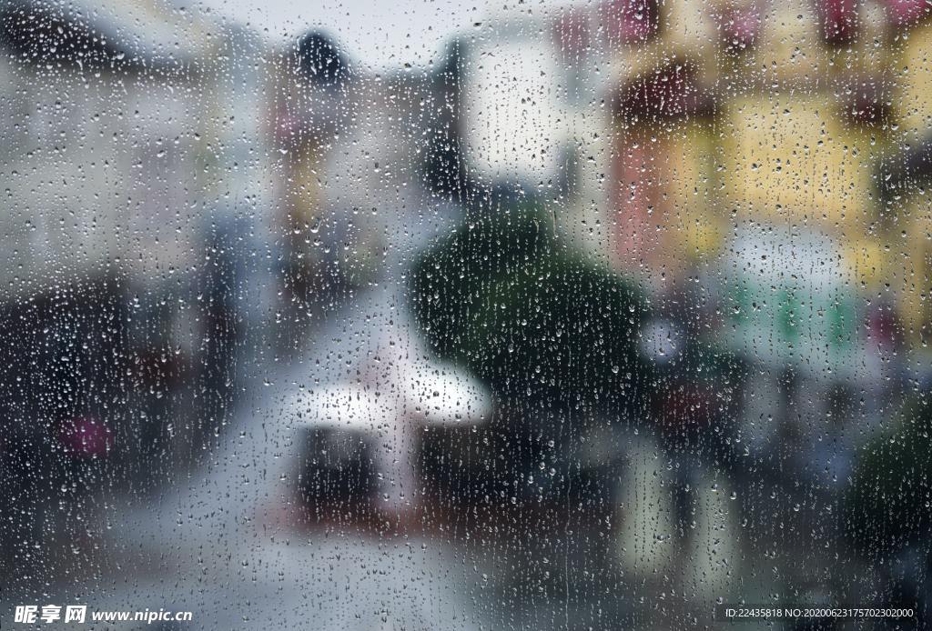 玻璃 下雨天 雨珠 模糊外景