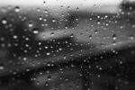 玻璃上的雨滴