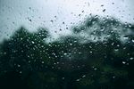 窗外玻璃上的雨滴