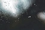 玻璃上的雨滴