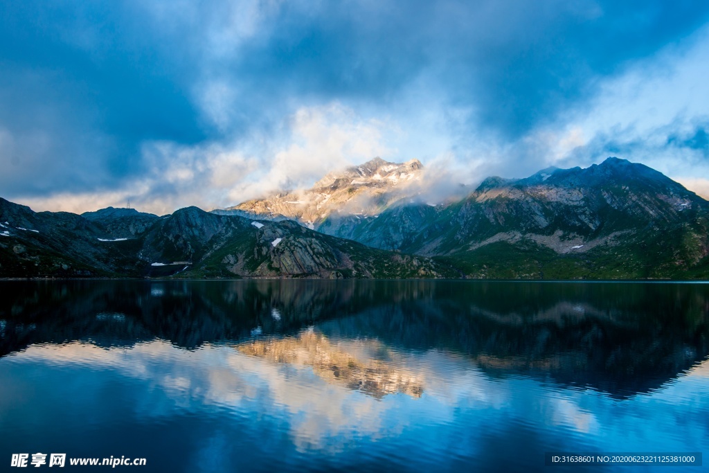 山脉湖面风景