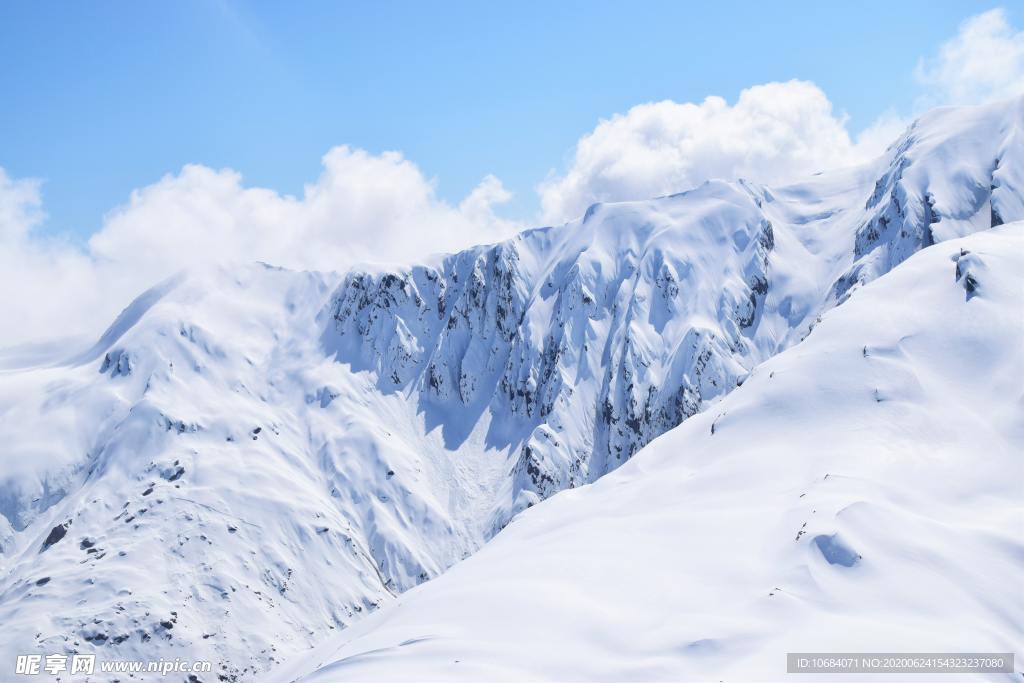 高清蓝天下的雪山风景