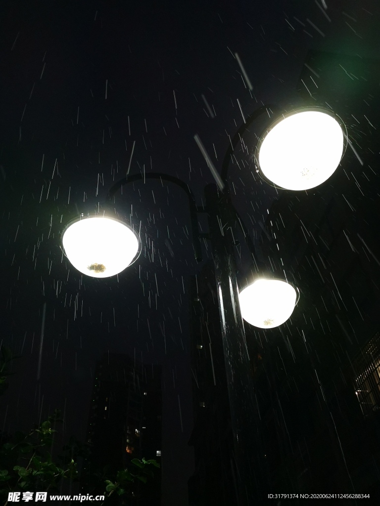 雨下的路灯