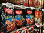 货架上的小龙虾调料