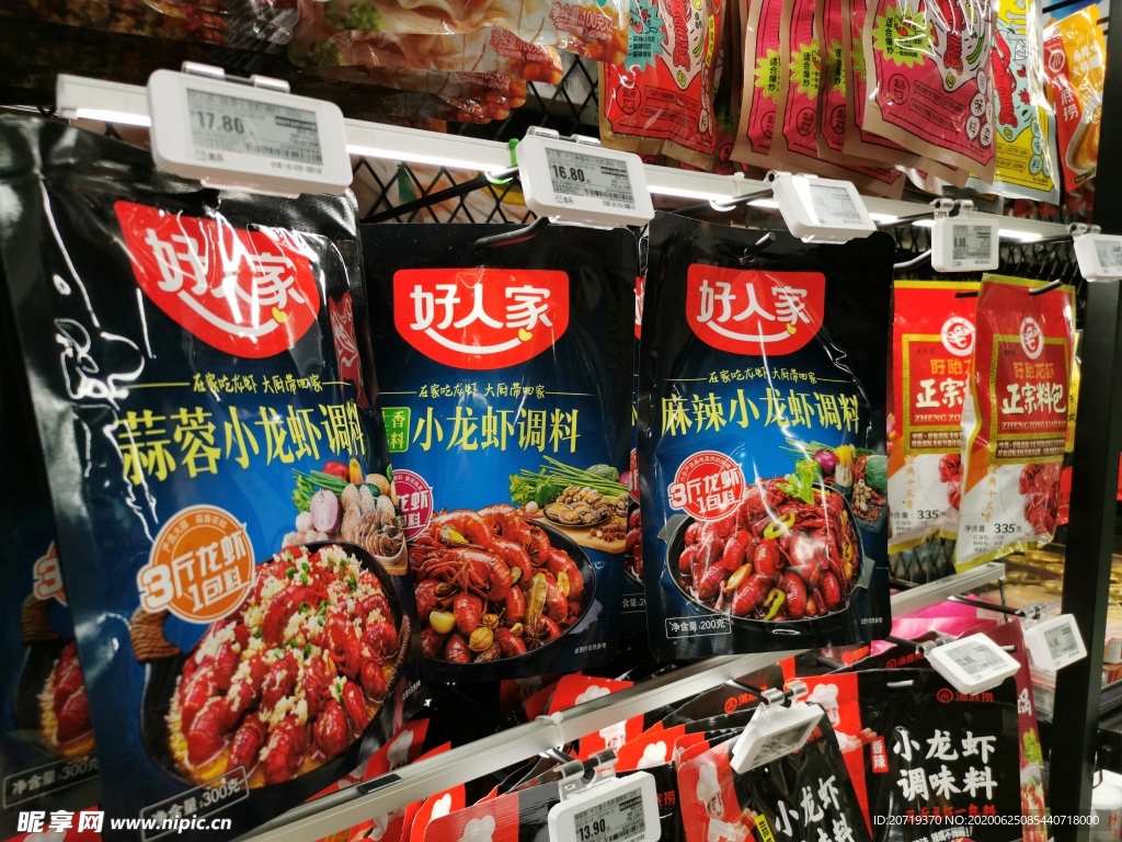 货架上的小龙虾调料