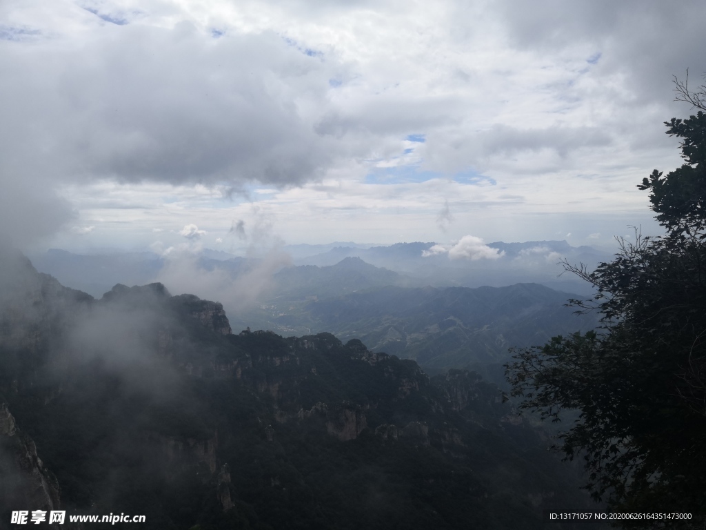 雾下白石山