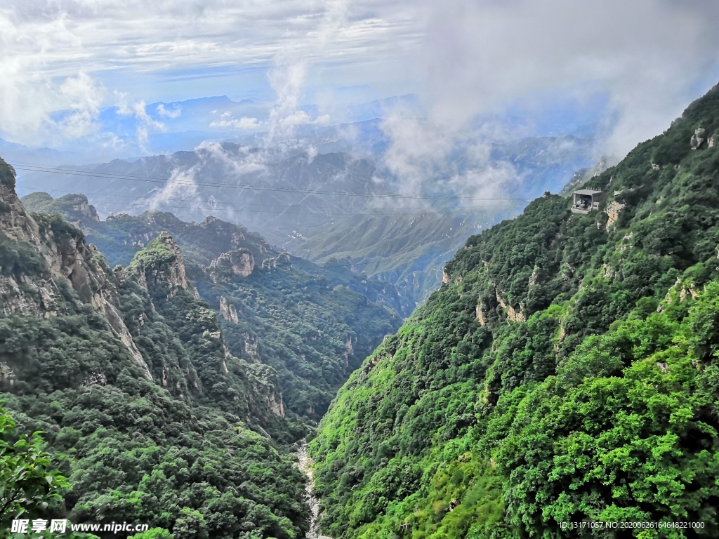 白云下的青山