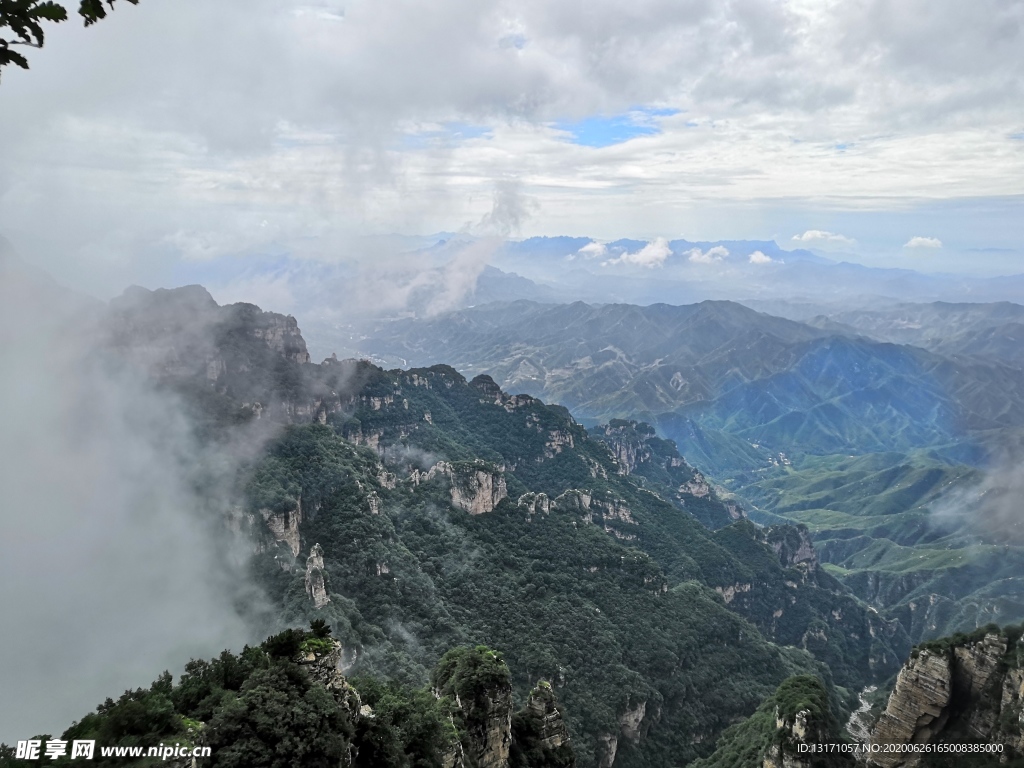 远眺白石山