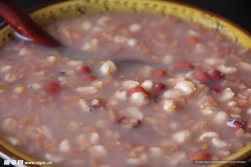 红豆粥八宝粥薏米粥高清摄影图