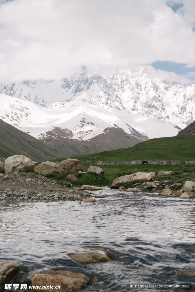 雪山 河流