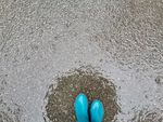大雨涉水雨鞋徒步雨点雨中即景