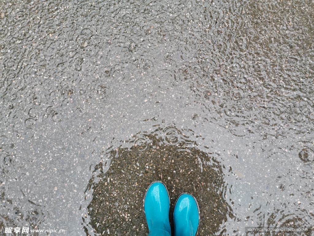 大雨涉水雨鞋徒步雨点雨中即景