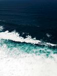 海浪拍岸