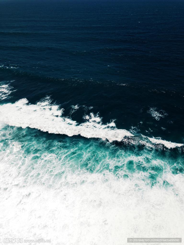海浪拍岸