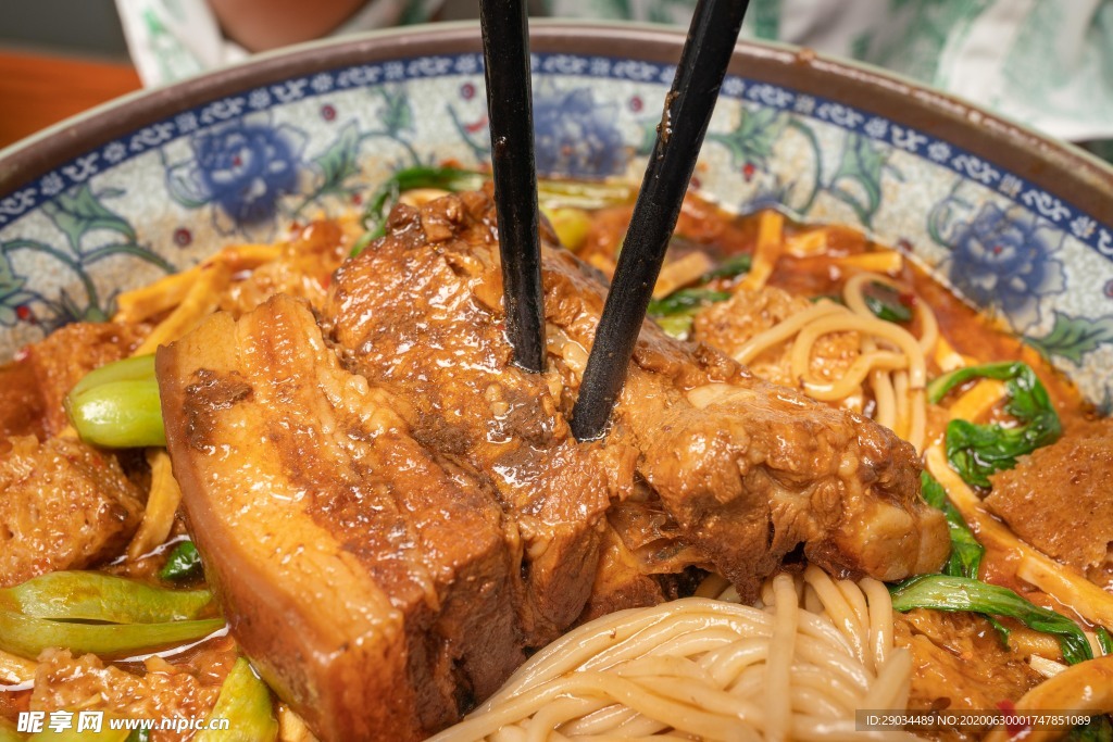 五花肉面条