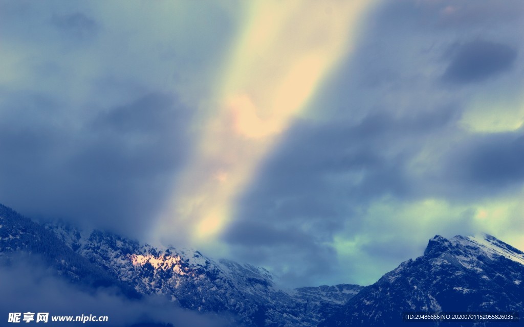 雪山 天空 阳光