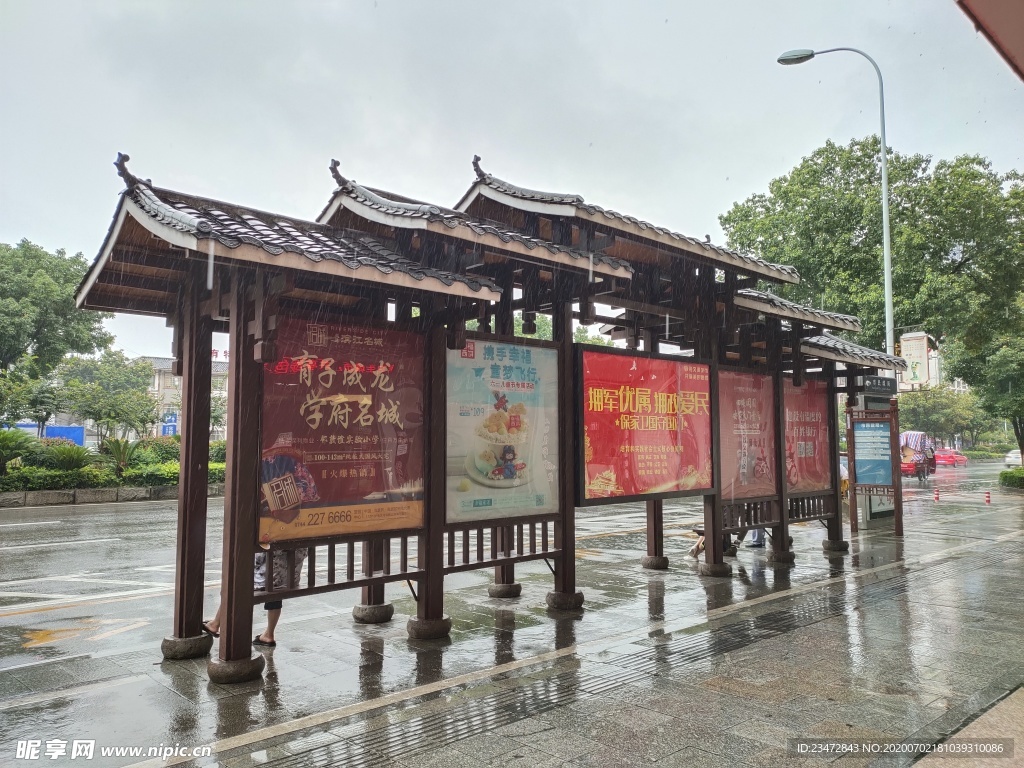 公交站台背面
