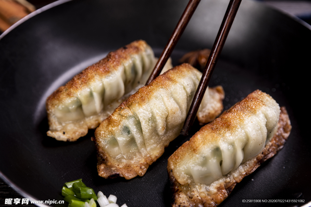 饺子锅贴图片