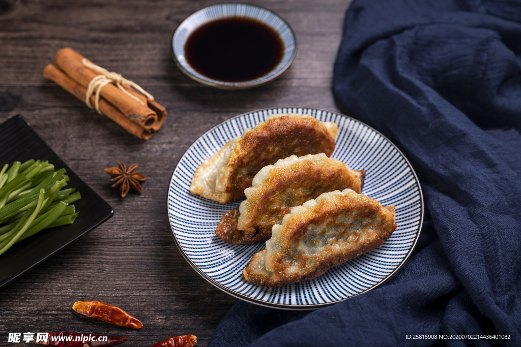 饺子锅贴图片