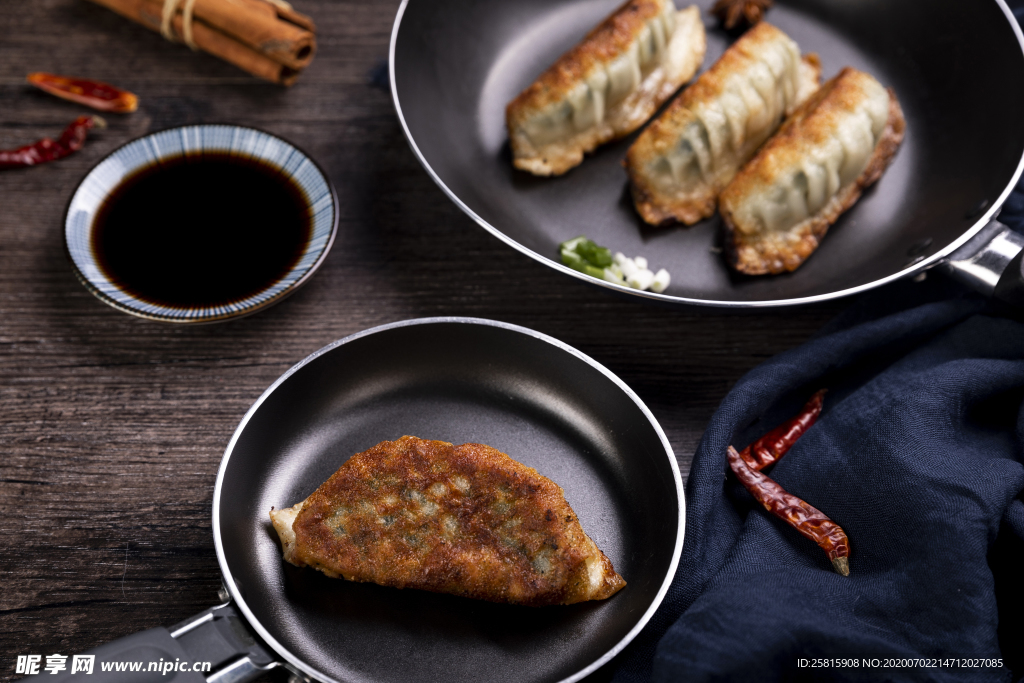 饺子锅贴图片