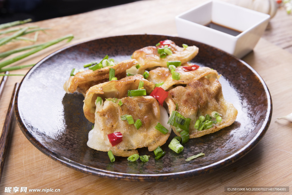 饺子锅贴图片