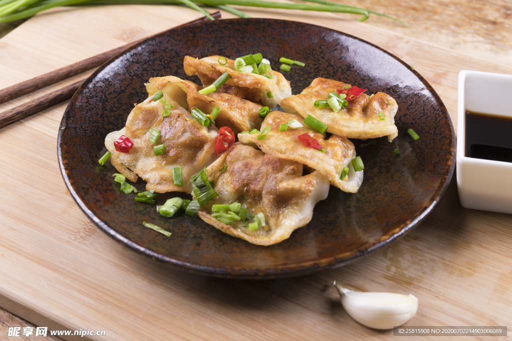 饺子锅贴图片