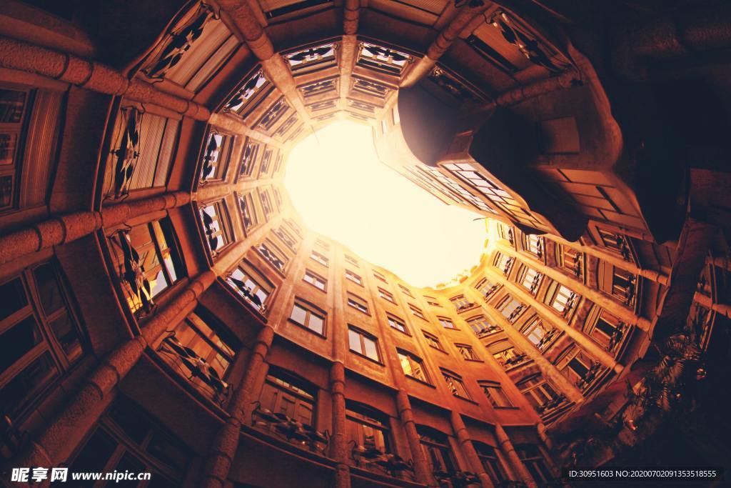建筑上的天空