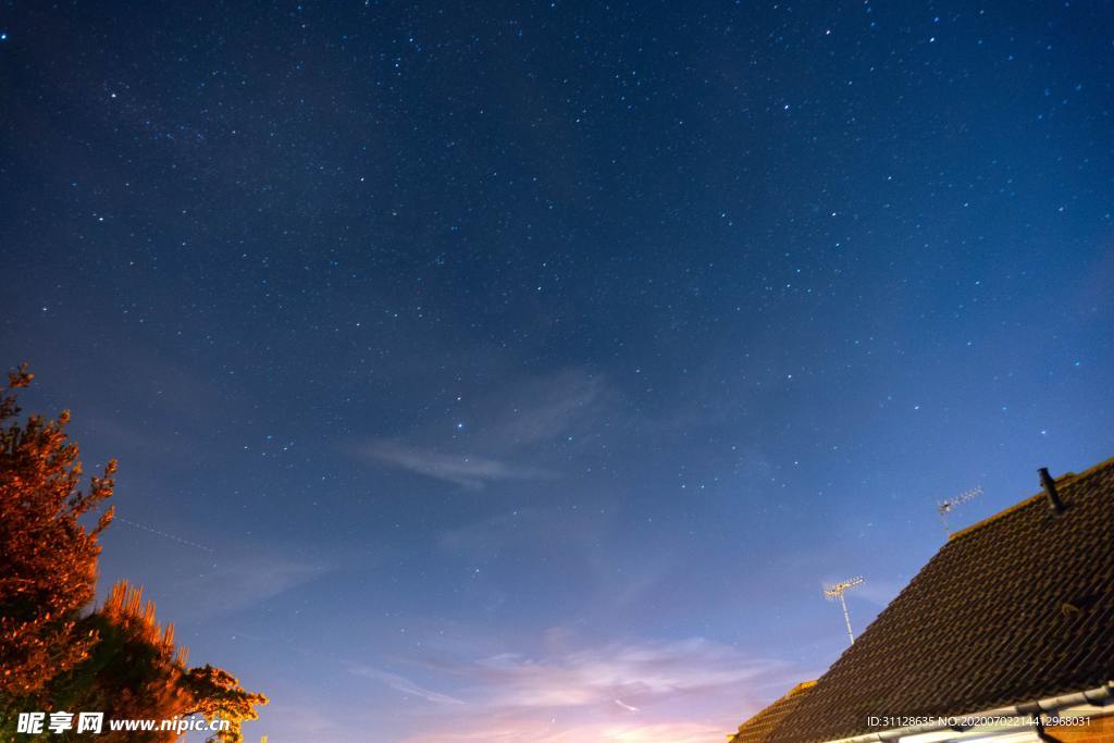 天空 树木 房屋