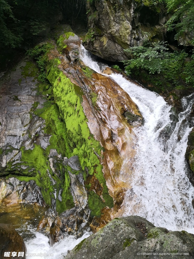 山水瀑布