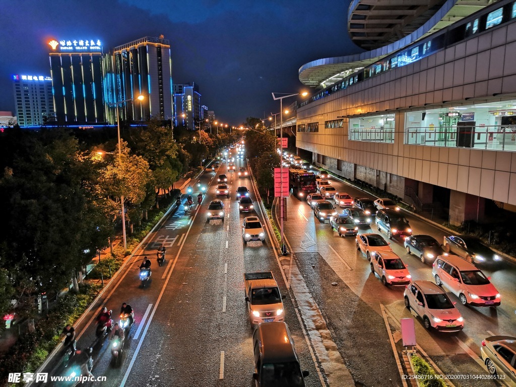 昆明饵季路地铁站夜景