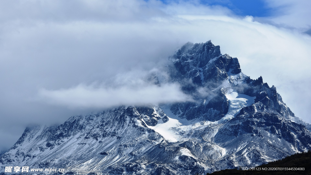 层叠山峰