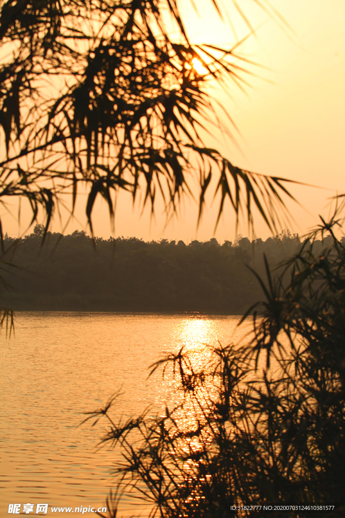 湖面夕阳